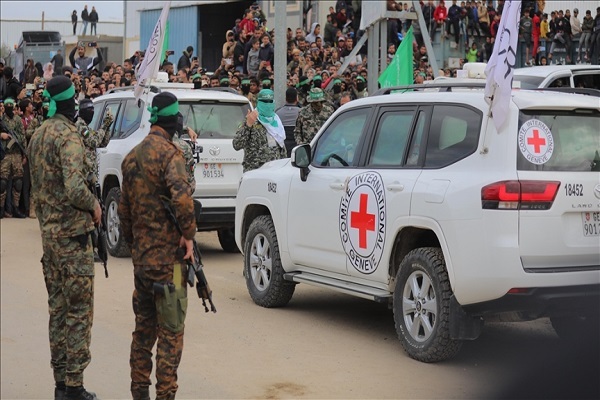 Hamas forces handing over Israeli captives to the Red Cross