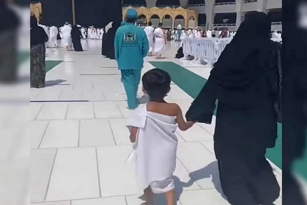 A little boy visits the Mecca Grand Mosque with his mother