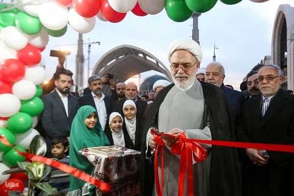 Hojat-ol-Islam Hamid Reza Arbab Soleimani cut the ribbon to officially open the 32nd edition of the Tehran International Holy Quran Exhibition at Tehran’s Imam Khomeini Mosalla on March 5, 2025.