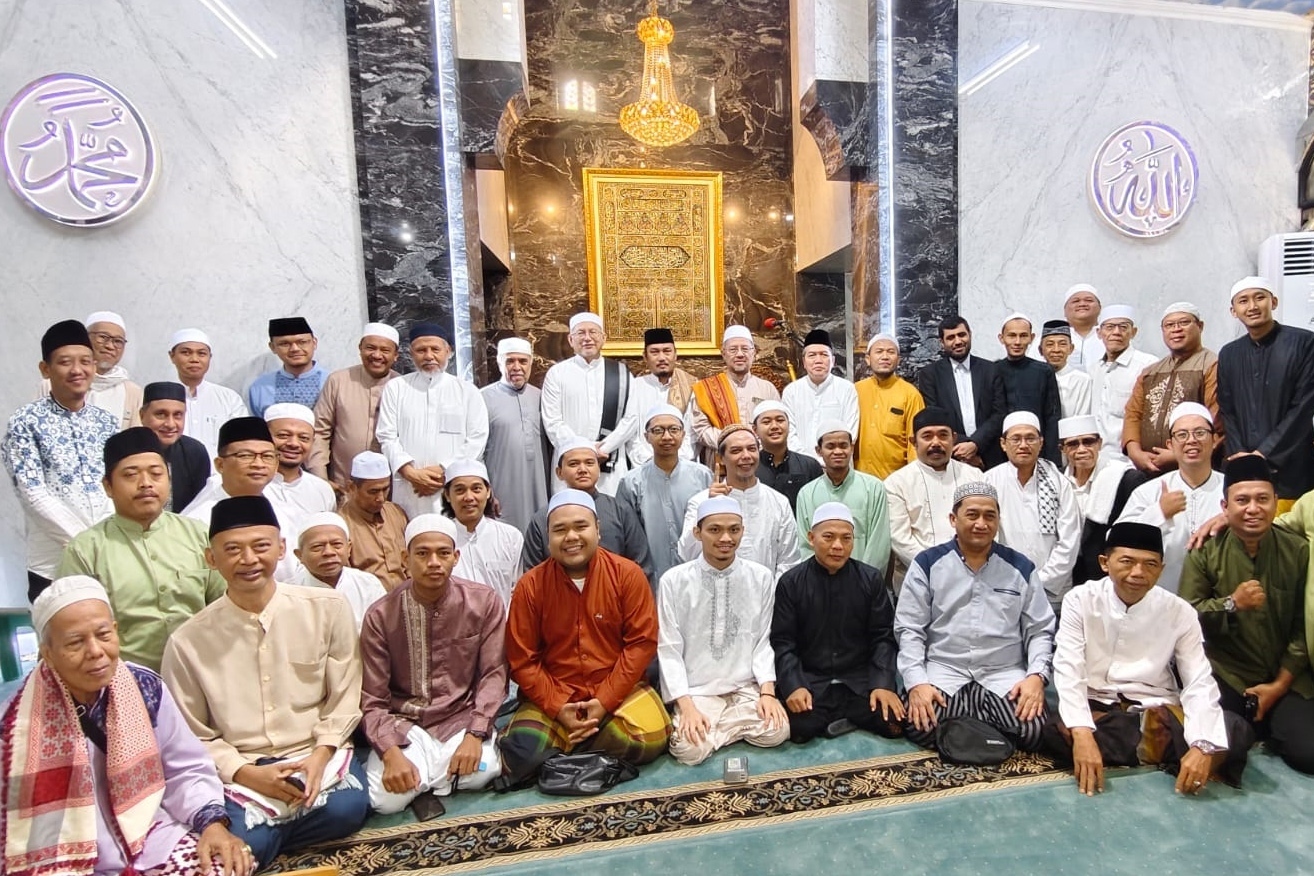 Mohammad Reza Ebrahimi, the Cultural Attaché of the Islamic Republic of Iran in Indonesia, attended a Quranic program at the Al-Nur Mosque in Jakarta (April 2025)