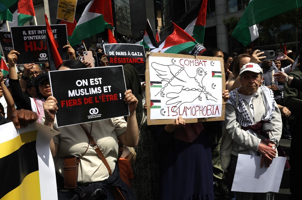 French Authorities Probe Islamophobic, Neo-Nazi Stickers in Orléans