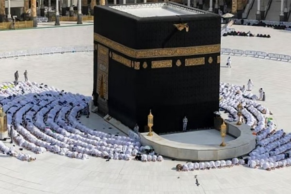 First Hajj Pilgrims Arrive in Saudi Arabia as Rare Scenes of Kaaba Emerge 