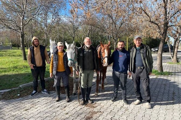 Spanish Riders Near Completion of 8,000 km Horseback Journey to Perform Hajj