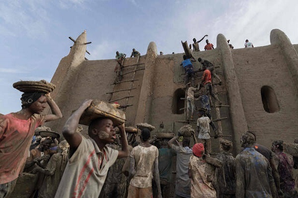 Malians Replaster Historic Djenne Mosque in Annual Preservation Tradition