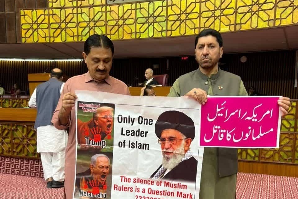 Pakistani MPs express solidarity with Iran in the face of US-Israeli aggression (June 23, 2025).