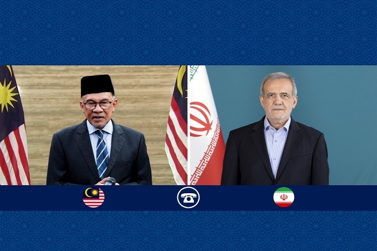 Iranian President Masoud Pezeshkian (R) and Malaysian Prime Minister Anwar Ibrahim (L)
