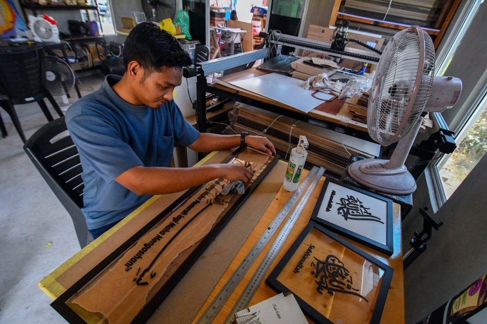 Malaysian Wood Carving Artisan Earns Big with Quranic Home Décor