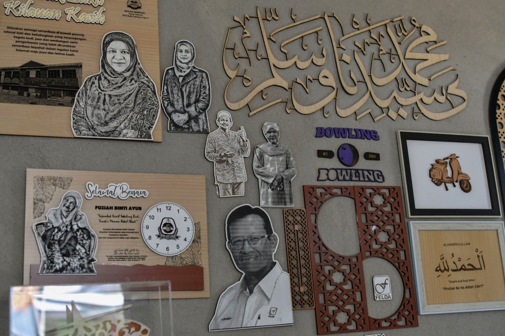 Malaysian Wood Carving Artisan Earns Big with Quranic Home Décor