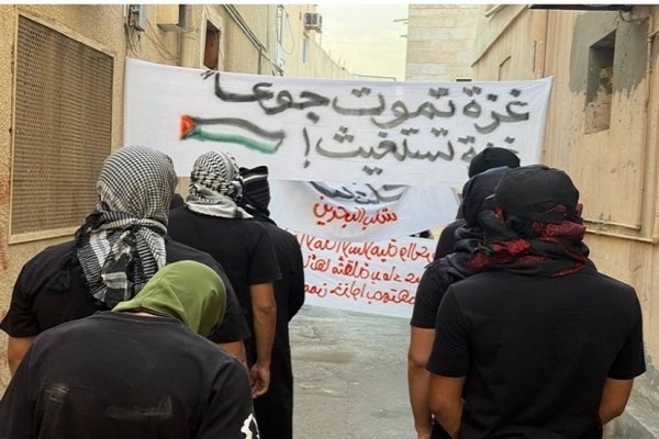Bahraini people gathered in front of the Zionist regime’s embassy in Manama to protest the siege of the Gaza Strip (July 25, 2025)