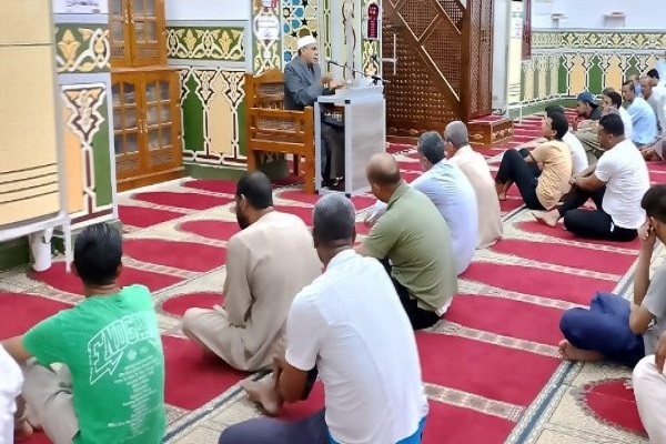 A scholar giving a lecture at a mosque in Egypt