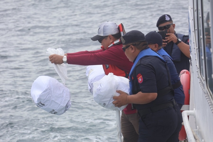 Biodegradable paper bags containing Quran respectfully released into the sea during the disposal ceremony held on Wednesday at the Bintulu Port Jetty, Malaysia’s Sarawak on August 14, 2025.