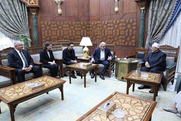 A delegation from the Al-Muthidah media company met with Al-Azhar chief Sheikh Ahmed el-Tayeb