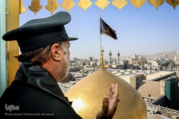 A black flag was raised on the dome of the holy shrine of Imam Reza (AS) in Mashhad, northeast Iran.