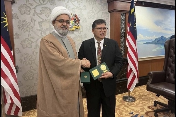The secretary-general of the World Forum for Proximity of Islamic Schools of Thought (WFPIST) met with the Speaker of the Malaysian House of Representatives.