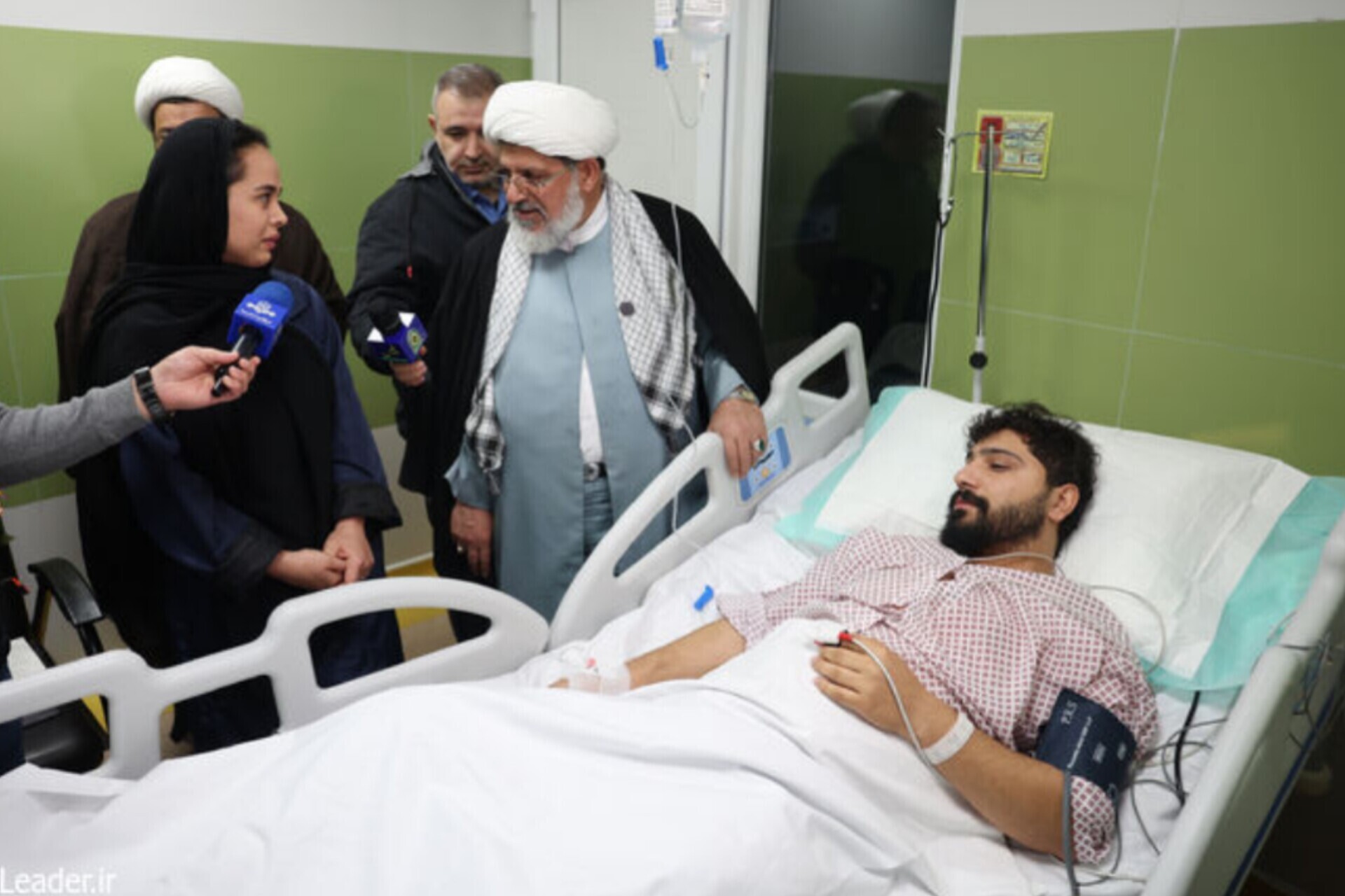On the occasion of the birth anniversary of Hazrat Abbas (AS), representatives from Leader of the Islamci Revolution Ayatollah Seyed Ali Khamenei visited homes of a number of veterans.