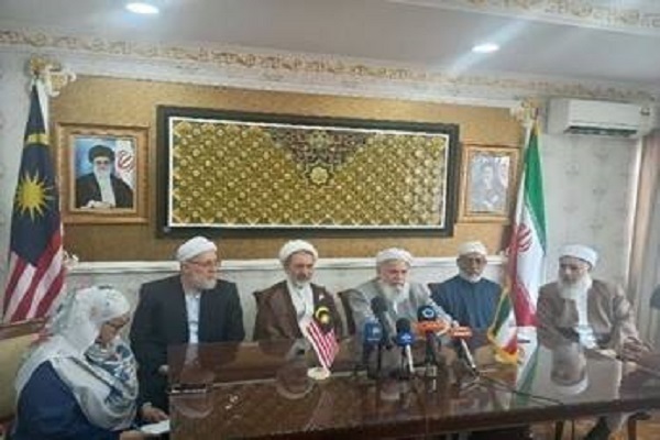 A number of Iranian scholars who are in Malaysia to participate in the Southeast Asian regional conference on the unity of the Islamic Ummah and Palestine participated in a press conference with the country's media.