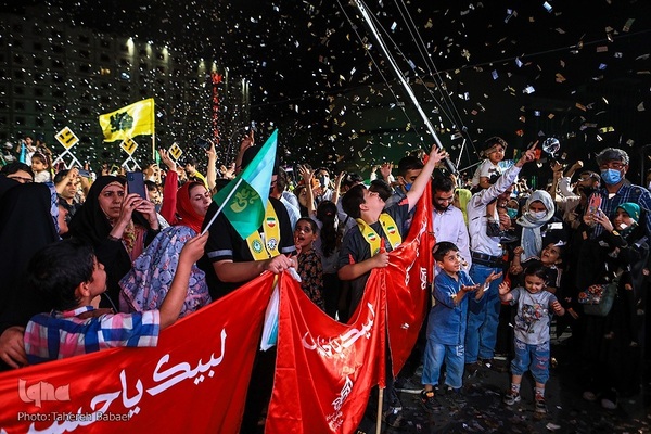 Tehran: People attending a 10-km-long Eid al-Ghadir celebrations on Monday on Valiasr Street. 