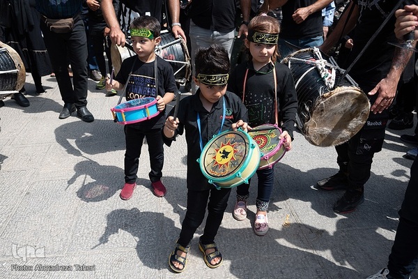 Mourning processions in Imam Khomeini square of Esfahan