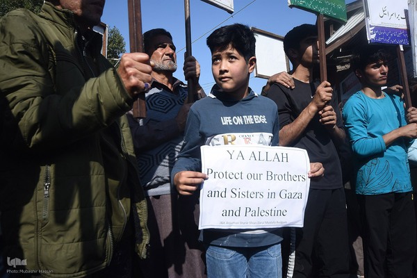 Kashmiri Muslims hold placards as they chant slogans against Israel and the U.S. during a protest against Israel's military operations in Gaza, on October 13, 2023, in Budgam, west of Srinagar, Indian-administered Kashmir, India. (Photo by Mubashir Hassan, IQNA)
