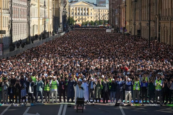 Eid Al Adha prayers at Moskovsky Prospekt during celebrations in St Petersburg. AP

