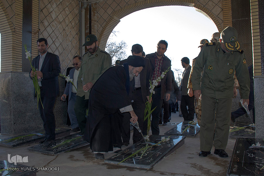 غبار روبی مزار شهدا