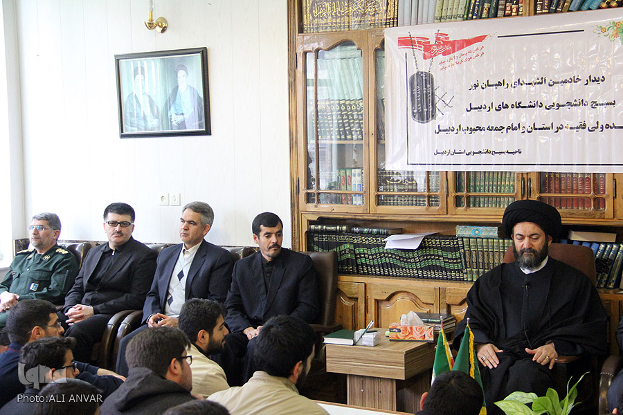 دیدار خادمین الشهدای راهیان نور دانشگاه های استان اردبیل با نماینده ولی فقیه در استان