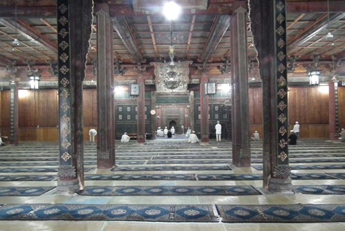 مسجدی که کل قرآن را روی دیوارهای خود دارد