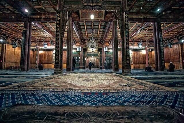 مسجدی که کل قرآن را روی دیوارهای خود دارد