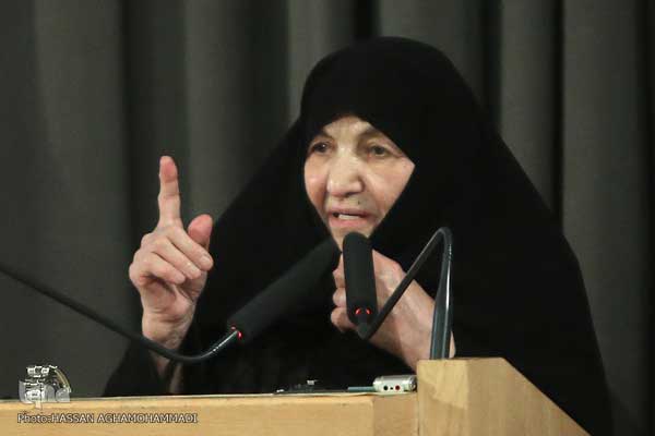 تجلیل از نیم قرن مجاهدت بانوی قرآن‌پژوه