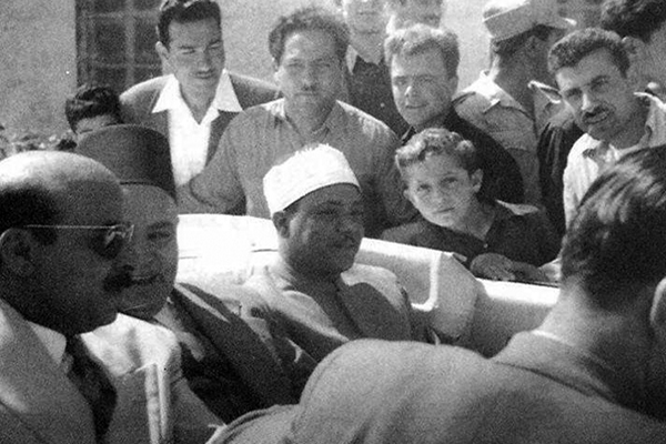 تصویر استاد عبدالباسط محمد عبدالصمد در میان استقبال پرشکوه طرفدارانش، هر حلب در سوریه دهه ۵۰ میلادی