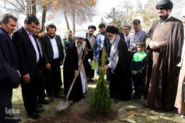 کاشت نهال توسط نماینده ولی فقیه در چهارمحال و بختیاری