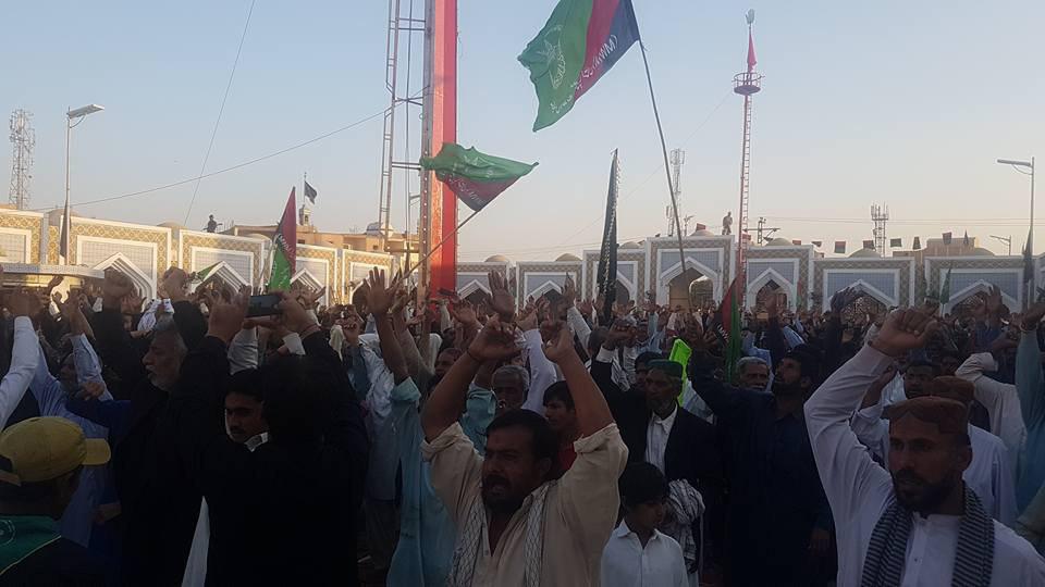 شیعه و سنی پاکستان در زیارتگاه «شهباز قلندر» + عکس