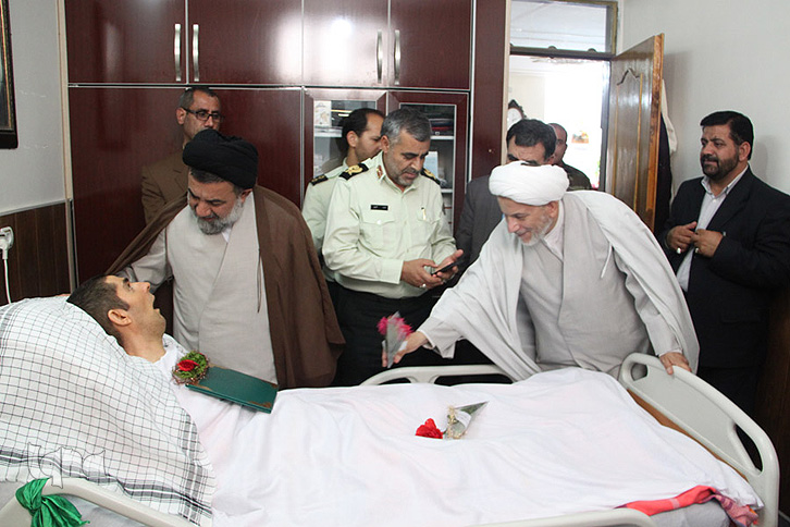 دیدار نماینده ولی فقیه و جمعی از مسئولان بنیاد شهید با خانواده ۳ جانباز لرستانی