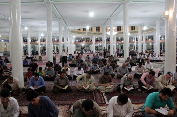 برگزاری مراسم شب قدر در مسجد قبای سنندج + عکس