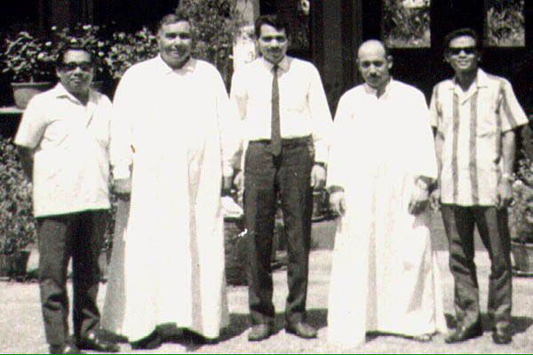 محمد تقی مروت بین شیخ مصطفی اسماعیل و شیخ فواد العروسی از اعضاء هیئت داوران مسابقات مالزی سال 1352