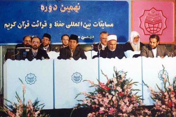 علیاکبر حنیفی در بخش هیئت داوران نهمین دوره مسابقات بین المللی قرآن کریم علیاکبر حنیفی در بخش هیئت داوران نهمین دوره مسابقات بین المللی قرآن کریم