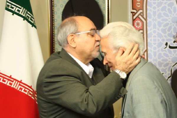 بوسه مرحوم استاد مروت بر پيشاني مرحوم استاد مولايي بوسه مرحوم استاد مروت بر پيشاني مرحوم استاد مولايي