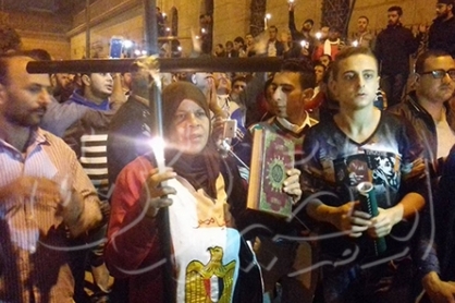 همبستگی مسلمان و مسيحي در تجمع مقابل کلیسای منفجر شده در مصر