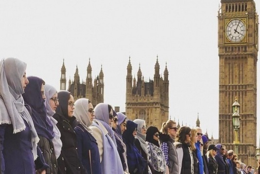 ایجاد یک حلقه‌ انسانی ضد تروریسم توسط بانوان مسلمان در لندن / در حال تکمیل