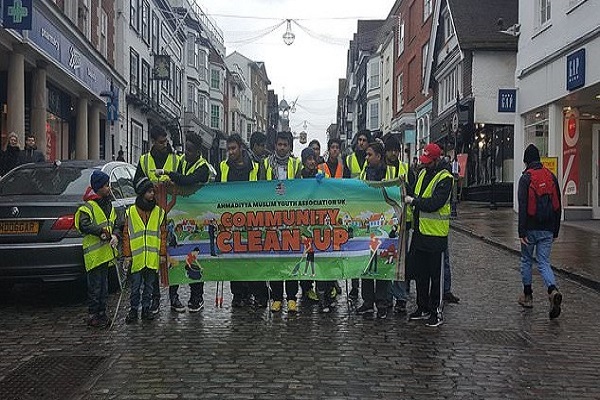 اقدام ستودنی جوانان مسلمان انگلیسی در آستانه سال نو میلادی