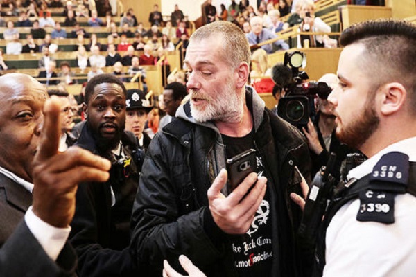 انگلیسی/ برهم خوردن سخنرانی شهردار لندن توسط اسلام&zwnj;ستیزان