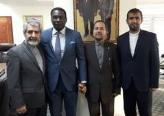 اهدای قرآن به وزیر مشاور رئیسجمهور سنگال+عکس اهدای قرآن به وزیر مشاور رئیسجمهور سنگال+عکس