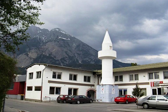 مسلمانان اتریش، بازی نژادپرستانه و زندگی در سکوت/ ائتلاف حزبی برای اسلام‌ستیزی