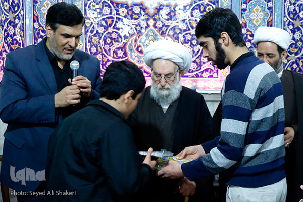 کرسی های نفحات هدیه به ساحت حضرت زهرا(س) با حضور آیت الله وحیدی گلپایگانی+صوت و عکس