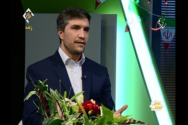 توسعه و ترویج مؤسسات قرآنی؛ دستاورد پیروزی انقلاب اسلامی به رهبری امام (ره)/ حضور مردم در انقلاب مشابه حاشیه به متن