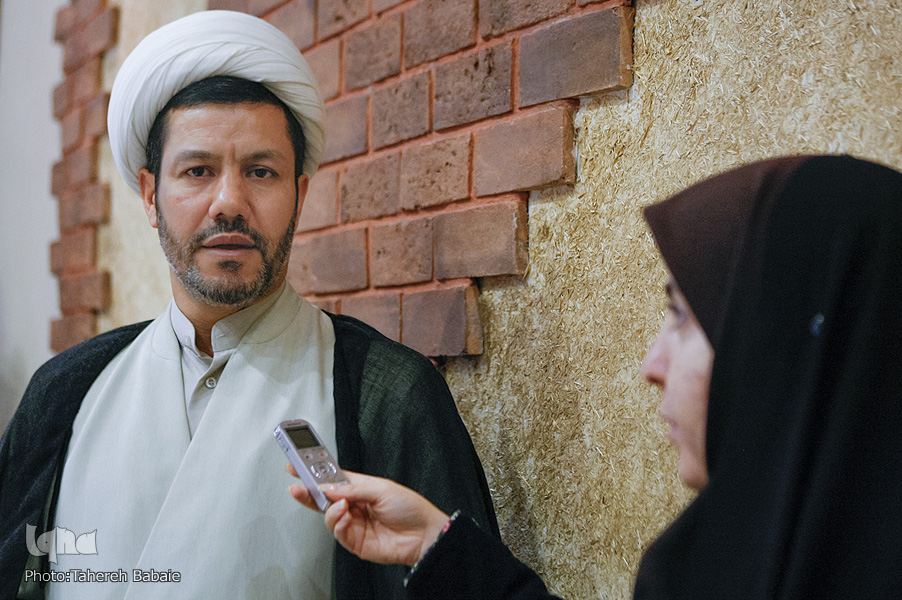 رد نشود//محافل هفتگی قرآن را در منازل خانواده‌های شهدا برگزار کنید