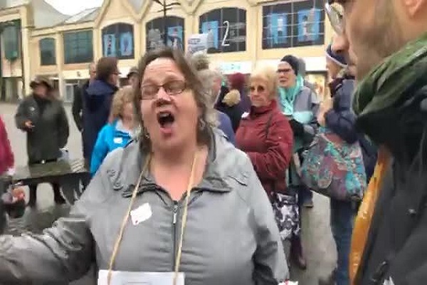 افزایش اعتراضات علیه سیاستمدار اسلام‌ستیز انگلیسی /آماده