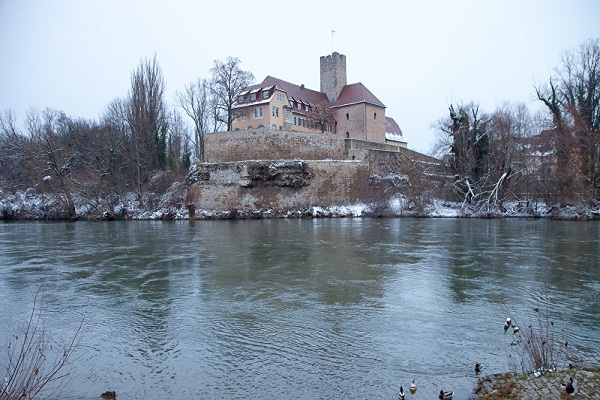 تحقیق پلیس آلمان درباره حمله به مسجد با کوکتلمولوتف/ آماده تحقیق پلیس آلمان درباره حمله به مسجد با کوکتلمولوتف/ آماده