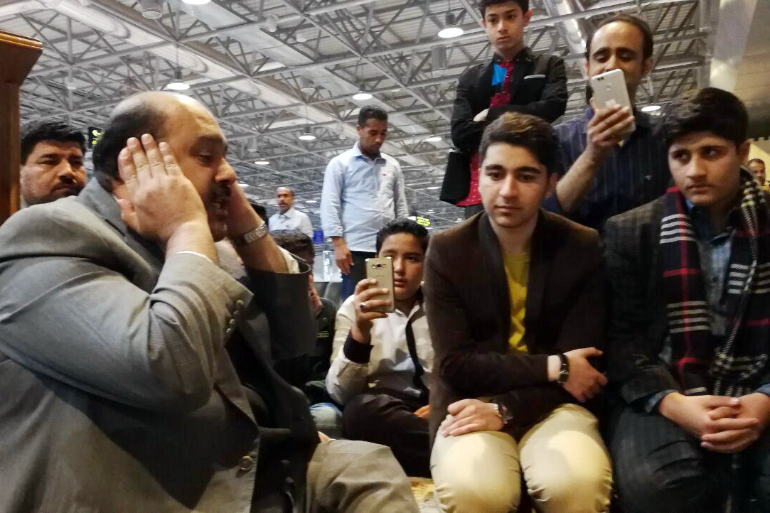 حلقه قرآنی شوق تلاوت به گرد «کریم منصوری» در فرودگاه نجف