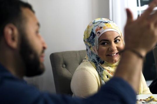 غیرمسلمانان در ضیافت افطار خانواده مسلمان آمریکایی